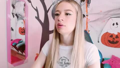 Snapshot of hannah_026 chatting on 10/20/25, 10:49 Hannah 027 online show from 10/20/25, 10:49