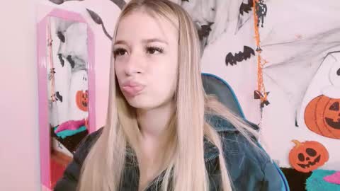 Snapshot of hannah_026 chatting on 10/22/25, 10:37 Hannah 027 online show from 10/22/25, 10:37