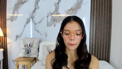 Snapshot of hannahill69 chatting on 01/18/25, 04:37 Hannahill69 online show from 01/18/25, 04:37