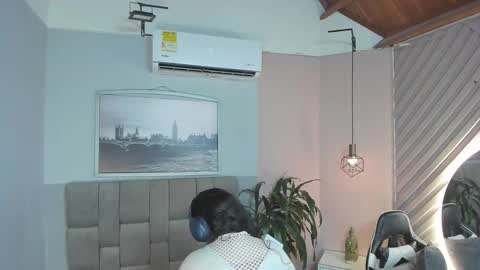 Snapshot of hanny_milf_ chatting on 09/11/25, 11:21 HANNY online show from 09/11/25, 11:21