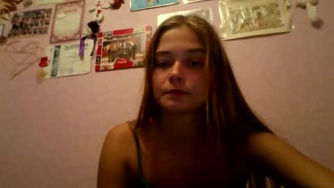 Snapshot of happyemily18 chatting on 10/27/25, 06:23 happyemily  online show from 10/27/25, 06:23