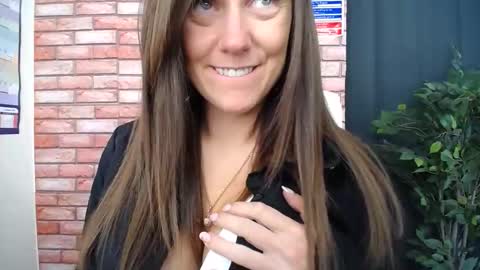 Snapshot of harleyrebz chatting on 11/17/25, 12:22 harleyrebz online show from 11/17/25, 12:22