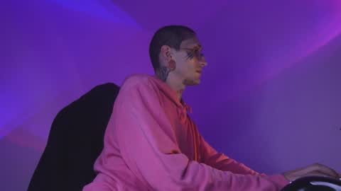 More content   2   online show from 11/19/25, 01:16