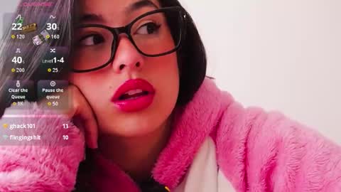 Snapshot of hearmymoans_18 chatting on 11/17/25, 01:28 hearmymoans_18 online show from 11/17/25, 01:28