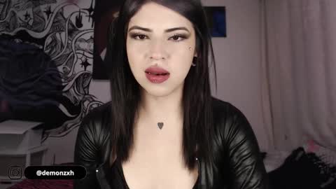 Snapshot of heatherdemonzx_ chatting on 01/22/25, 08:29 HEATHER DEMONZX Please help me to reach 100 thumbs up online show from 01/22/25, 08:29