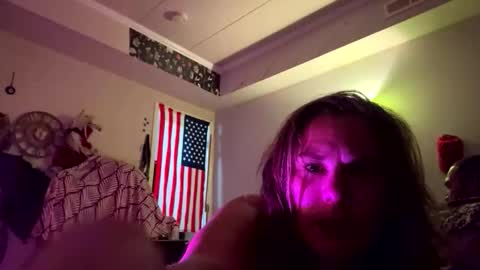 Snapshot of heatskii chatting on 11/11/25, 04:01 heatskii online show from 11/11/25, 04:01