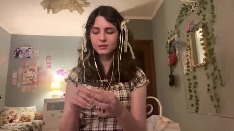 Snapshot of hedwiggrossberg chatting on 12/02/25, 03:51 Sarah online show from 12/02/25, 03:51