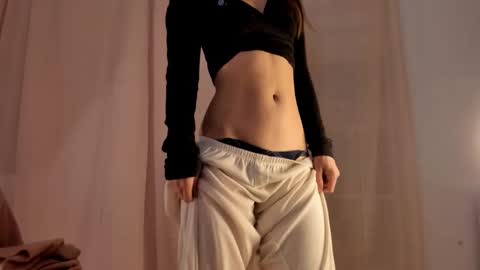 Snapshot of hee_jeen chatting on 01/08/25, 03:51 Jeen online show from 01/08/25, 03:51