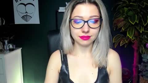 Snapshot of heidi_pleasure chatting on 12/24/24, 07:39 Heidi online show from 12/24/24, 07:39