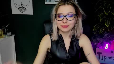 Snapshot of heidi_pleasure chatting on 01/28/25, 02:10 Heidi online show from 01/28/25, 02:10