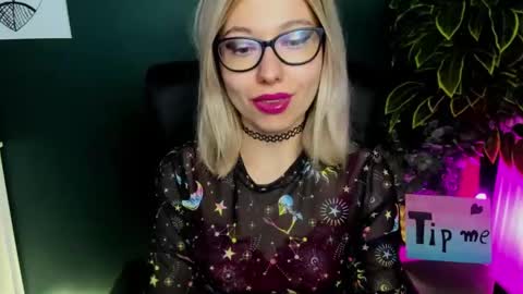 Snapshot of heidi_pleasure chatting on 02/17/25, 10:18 Heidi online show from 02/17/25, 10:18