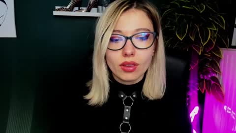 Snapshot of heidi_pleasure chatting on 02/20/25, 08:50 Heidi online show from 02/20/25, 08:50