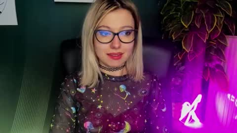 Snapshot of heidi_pleasure chatting on 02/21/25, 11:01 Heidi online show from 02/21/25, 11:01