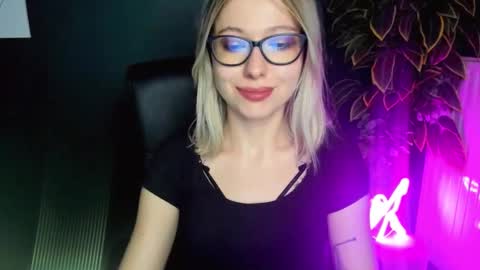 Snapshot of heidi_pleasure chatting on 02/25/25, 02:00 Heidi online show from 02/25/25, 02:00