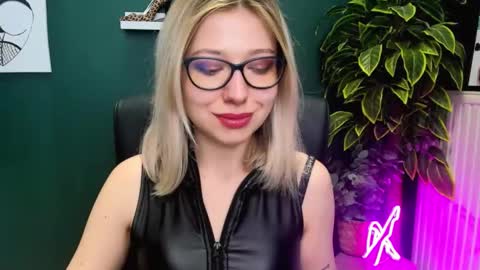 Snapshot of heidi_pleasure chatting on 03/06/25, 09:14 Heidi online show from 03/06/25, 09:14
