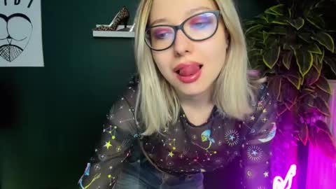 Snapshot of heidi_pleasure chatting on 03/07/25, 10:56 Heidi online show from 03/07/25, 10:56