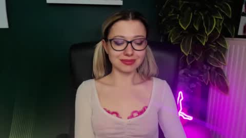 Snapshot of heidi_pleasure chatting on 03/12/25, 12:04 Heidi online show from 03/12/25, 12:04