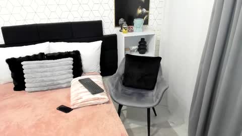 Snapshot of heidixcutie chatting on 02/17/25, 10:51 Heidi online show from 02/17/25, 10:51