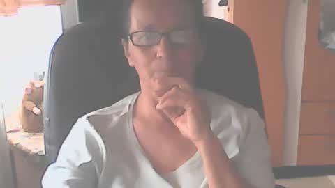 Snapshot of hellenmarie chatting on 09/29/25, 10:53 hellenmarie online show from 09/29/25, 10:53