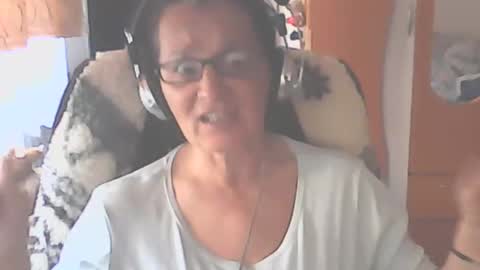 Snapshot of hellenmarie chatting on 10/11/25, 10:14 hellenmarie online show from 10/11/25, 10:14