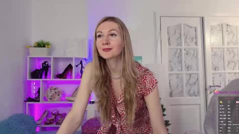 Snapshot of hello_lisha chatting on 12/18/24, 08:31 Alisia Monday to Friday from 10 am to 4 pm GMT 2 online show from 12/18/24, 08:31