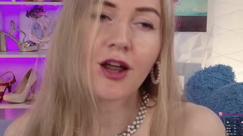 Snapshot of hello_lisha chatting on 02/05/25, 11:12 Alisia Monday to Friday from 10 am to 4 pm GMT 2 online show from 02/05/25, 11:12