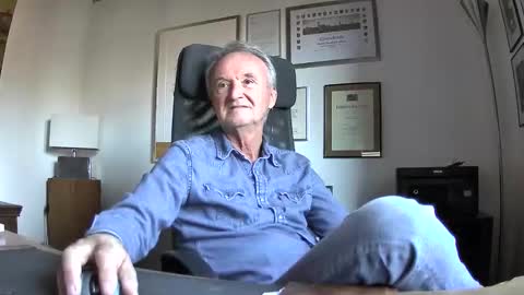 Snapshot of helmut227 chatting on 11/07/25, 02:17 helmut227 online show from 11/07/25, 02:17