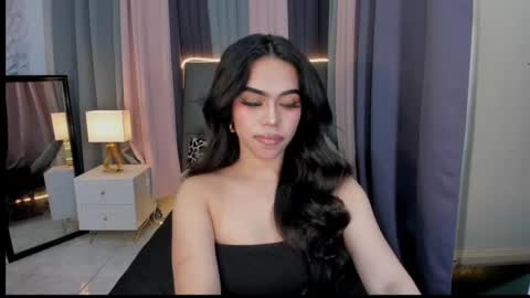 Snapshot of hennessygoddess69 chatting on 12/21/24, 03:03 HENNESSY online show from 12/21/24, 03:03