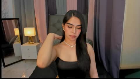 Snapshot of hennessygoddess69 chatting on 12/22/24, 03:00 HENNESSY online show from 12/22/24, 03:00