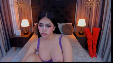 Snapshot of hennessygoddess69 chatting on 09/09/25, 01:27 HENNESSY online show from 09/09/25, 01:27