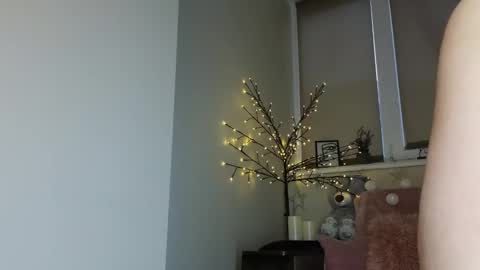 Snapshot of heroine_of_your_life chatting on 02/14/25, 07:49 Maryana online show from 02/14/25, 07:49