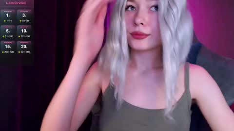 Snapshot of hey_nora_ chatting on 12/09/24, 11:24 Nora online show from 12/09/24, 11:24