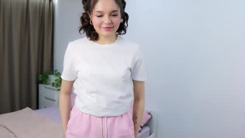 Snapshot of heyim_laura chatting on 11/04/25, 07:51 Laura online show from 11/04/25, 07:51