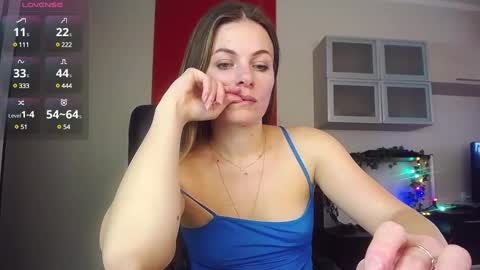 Snapshot of hi_bye_ chatting on 02/28/25, 11:03 Lina online show from 02/28/25, 11:03