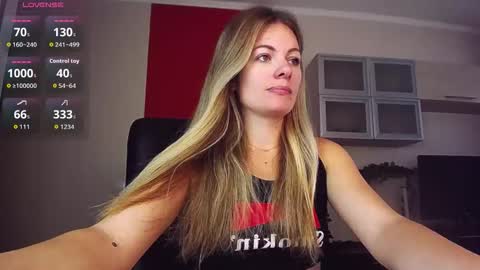 Snapshot of hi_bye_ chatting on 09/17/25, 08:38 Lina online show from 09/17/25, 08:38