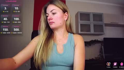 Snapshot of hi_bye_ chatting on 10/15/25, 11:21 Lina online show from 10/15/25, 11:21