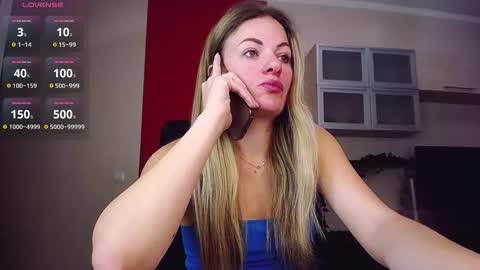 Snapshot of hi_bye_ chatting on 10/24/25, 09:06 Lina online show from 10/24/25, 09:06