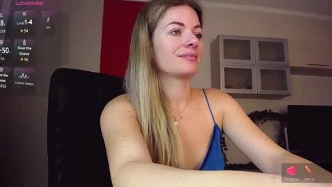 Snapshot of hi_bye_ chatting on 11/06/25, 08:26 Lina online show from 11/06/25, 08:26