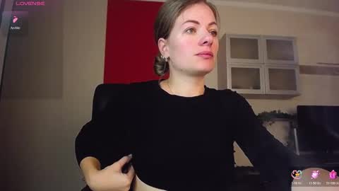 Snapshot of hi_bye_ chatting on 11/10/25, 06:23 Lina online show from 11/10/25, 06:23