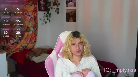 Snapshot of hi_scarlett chatting on 09/18/25, 06:43 hi_scarlett online show from 09/18/25, 06:43