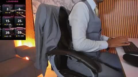 Snapshot of hiddenoffice chatting on 10/15/25, 02:22 George online show from 10/15/25, 02:22