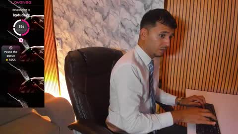 Snapshot of hiddenoffice chatting on 10/27/25, 11:31 George online show from 10/27/25, 11:31