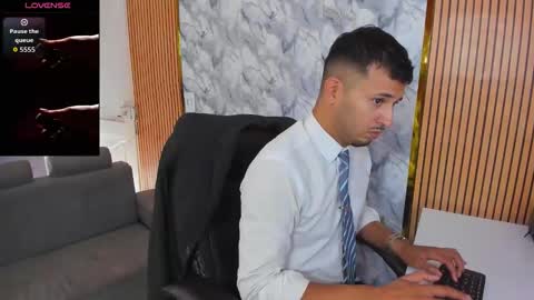 Snapshot of hiddenoffice chatting on 11/11/25, 04:18 George online show from 11/11/25, 04:18