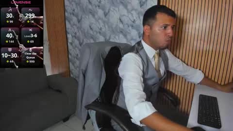 Snapshot of hiddenoffice chatting on 11/18/25, 09:41 George online show from 11/18/25, 09:41