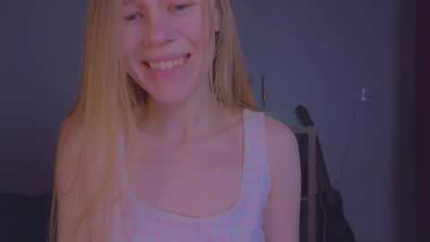 Snapshot of hihi_im_chloe chatting on 02/08/25, 04:47 Chloe online show from 02/08/25, 04:47