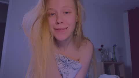 Snapshot of hihi_im_chloe chatting on 03/04/25, 03:00 Chloe online show from 03/04/25, 03:00