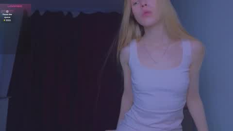 Snapshot of hihi_im_chloe chatting on 10/22/25, 05:30 Chloe online show from 10/22/25, 05:30