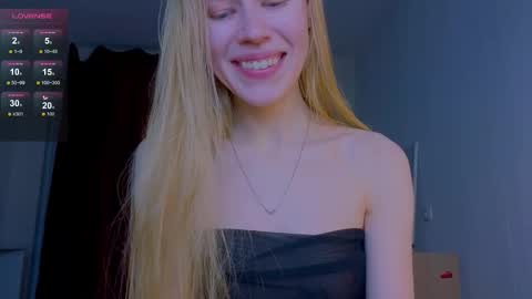 Snapshot of hihi_im_chloe chatting on 11/08/25, 12:00 Chloe online show from 11/08/25, 12:00