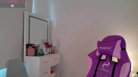 Snapshot of hipshannah chatting on 11/14/25, 08:51 H A N N A H online show from 11/14/25, 08:51