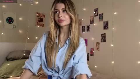 Snapshot of holayoula chatting on 09/18/25, 08:05 Moni Monica online show from 09/18/25, 08:05